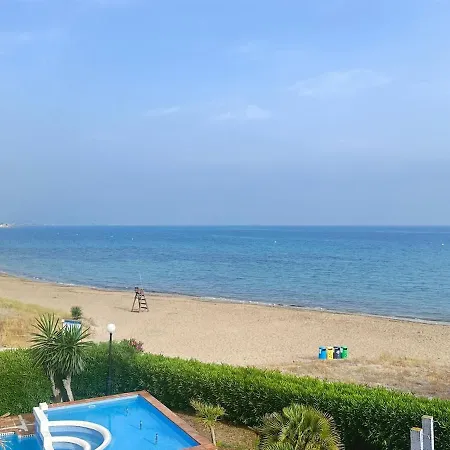 Διαμέρισμα Luxury Beachfront - 4 Double 3 Bathrooms
