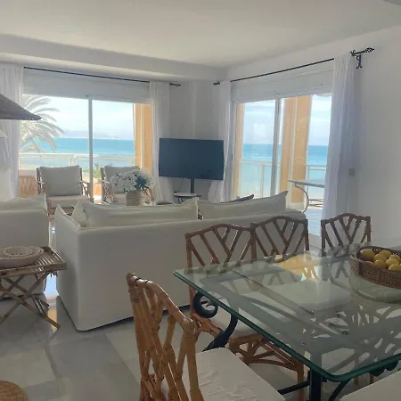 Luxury Beachfront - 4 Double 3 Bathrooms *