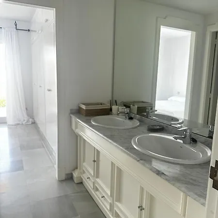 Luxury Beachfront - 4 Double 3 Bathrooms *