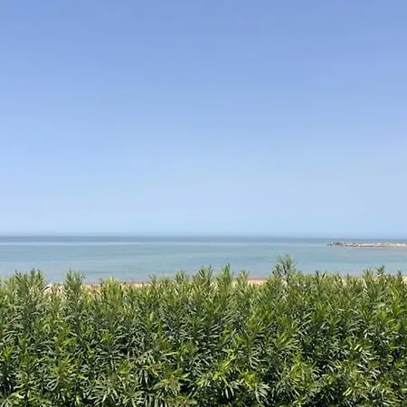 Luxury Beachfront - 4 Double 3 Bathrooms