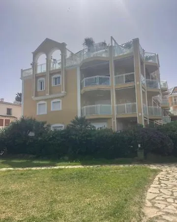 Luxury Beachfront - 4 Double 3 Bathrooms *