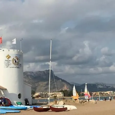 Διαμέρισμα Luxury Beachfront - 4 Double 3 Bathrooms *