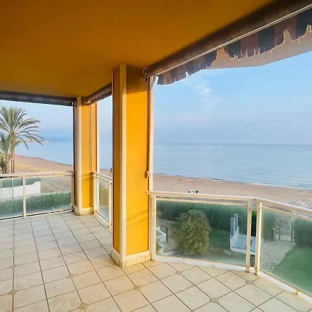 Luxury Beachfront - 4 Double 3 Bathrooms *
