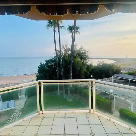 Luxury Beachfront - 4 Double 3 Bathrooms