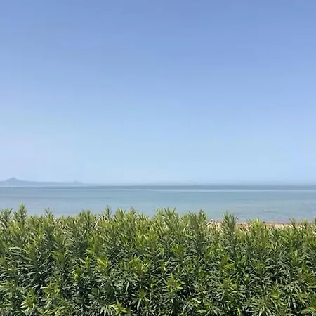 Luxury Beachfront - 4 Double 3 Bathrooms